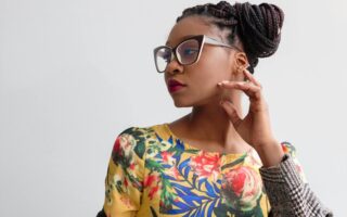 fille maquillée portant des lunettes