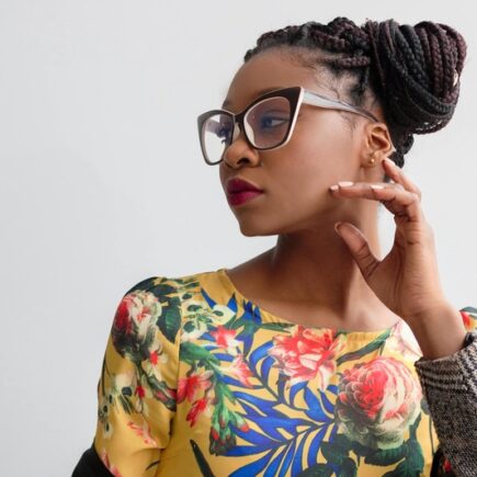 fille maquillée portant des lunettes