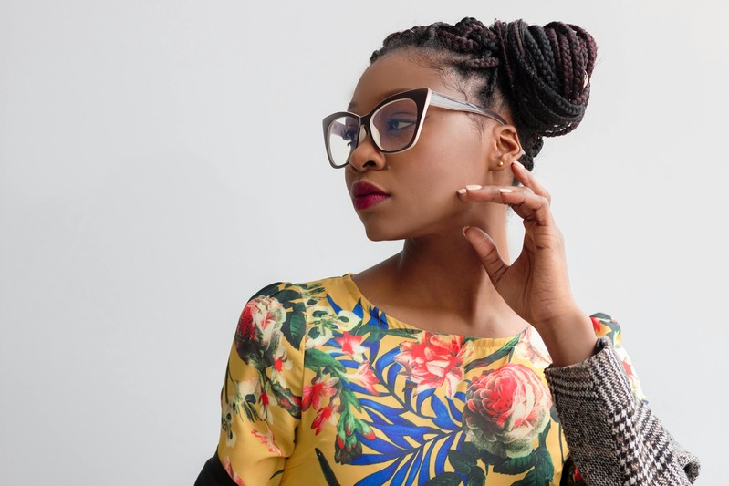 fille maquillée portant des lunettes